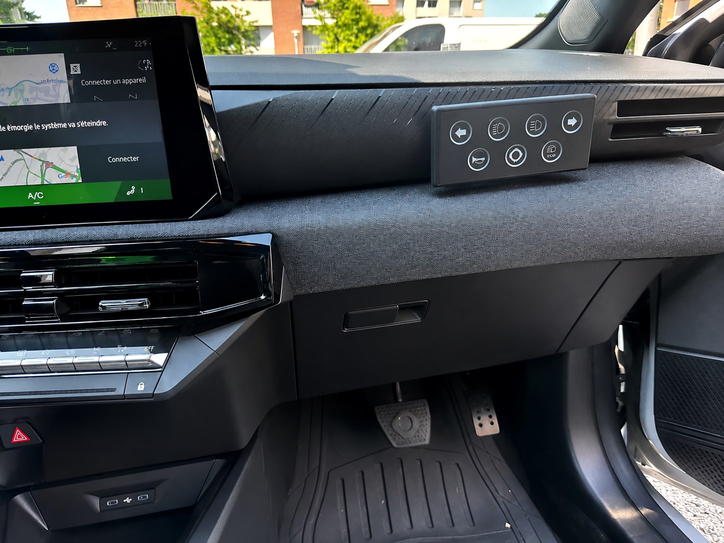 Commandes et pédales côté passager du véhicule auto-école